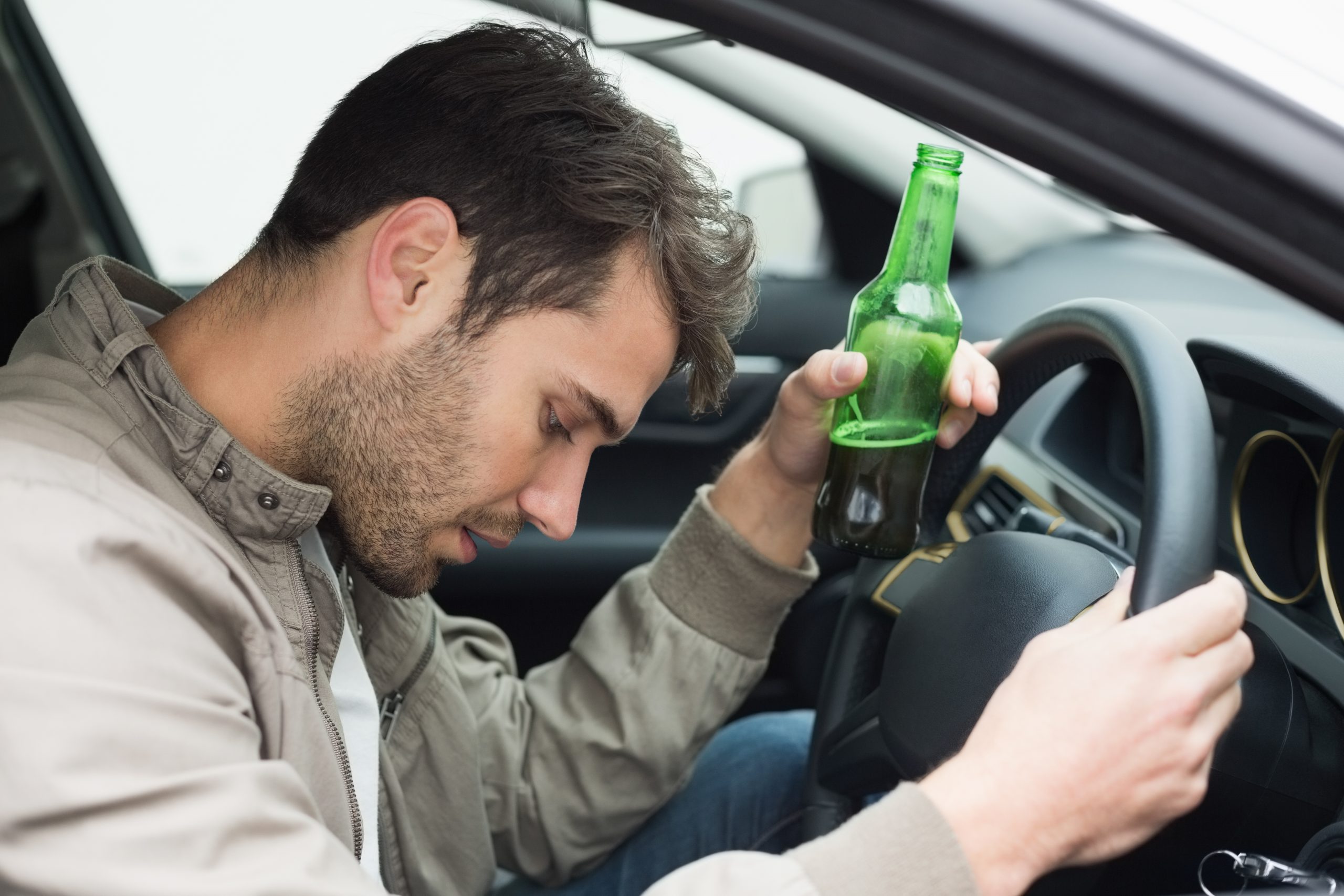 Водитель пьет за рулем. Вождение автомобиля в состоянии алкогольного опьянения.